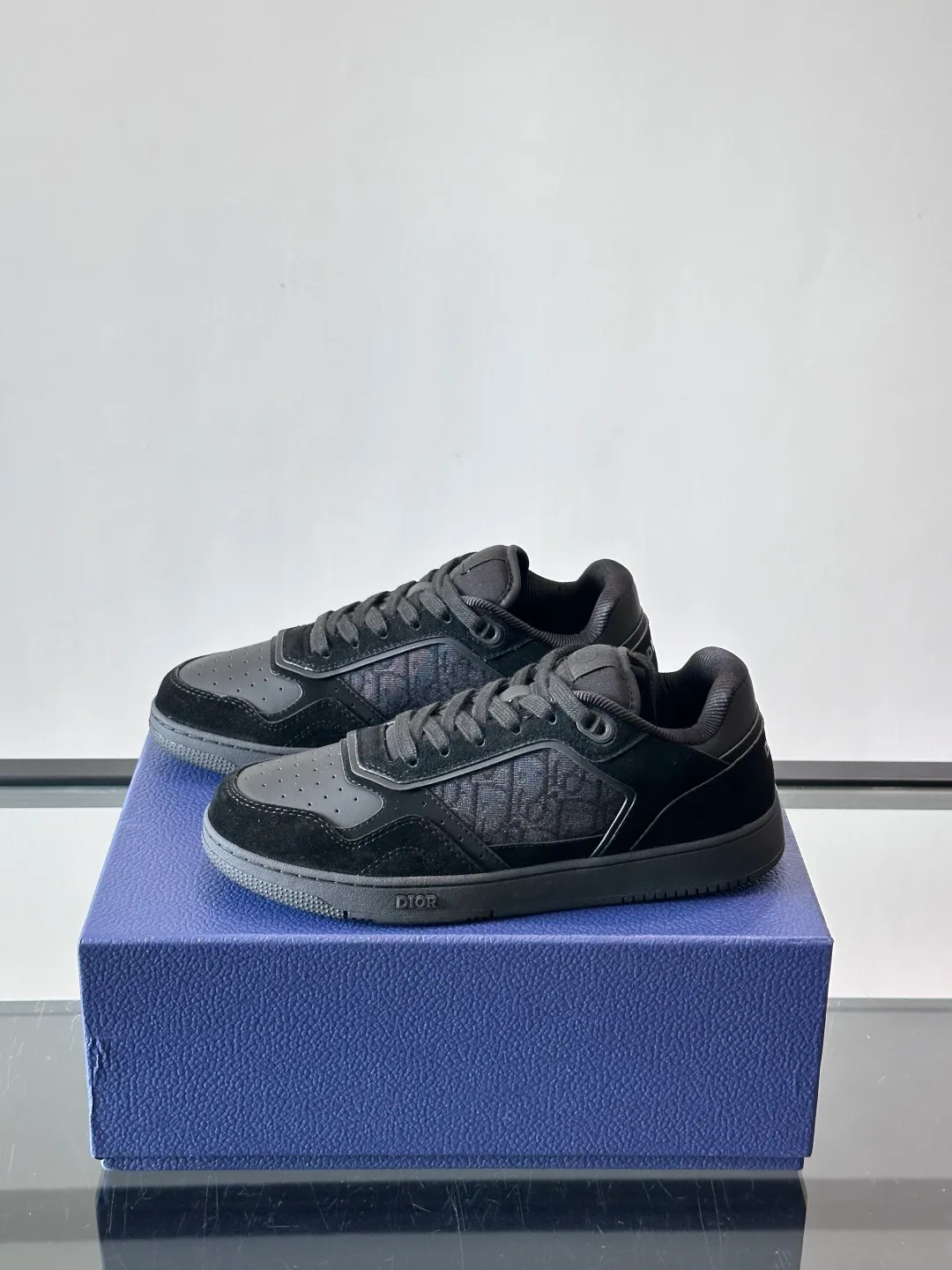 Men's shoes 💰p400 "DIO＊" low-top B27 casual sports shoes, this B27 low-top B27 Dio*'s classic item comes from the DIOR.TEARS joint series. Carefully crafted from first-grain cowhide, it is decorated with laser-drawn Oblique prints and is layered with cotton styling details to display the 💰peace Sign pattern from the Dio*Tears collaboration series. It is paired with white Oblique Galaxy print-effect leather panels to enhance the style. The two-tone rubber sole, tongue and backside feature the Dior Tears logo, CD Icon eyelets and rich classic details. Elevate any outfit and pair with other Dior Tears pieces for matching looks. Size: 38-44